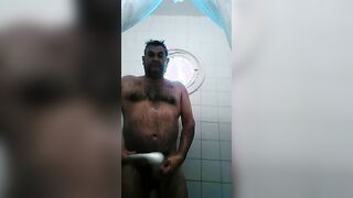 Osito caliente con una gran polla se ducha y se pajea.9999