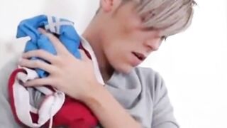 Twink Sniffs Schwimmer Bareback7777