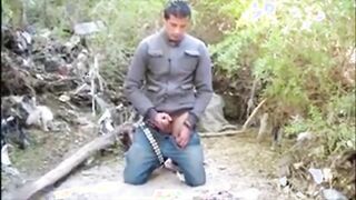 Espiando um macho latino amador se masturbando até o orgasmo