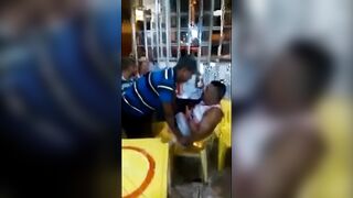 Velho gay latino pega um cara no bar789