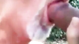 Je suce une grosse bite - partouze gay en plein air avec un ours amateur