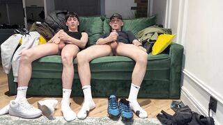 2 buddies masturbating off together