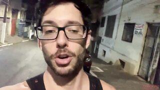 Blowing a young stud on the street in Liberdade/SP (XVÍDEOS CRIMSON)